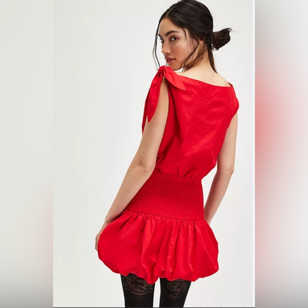 Lisa says Gah women’s Red Tie-Shoulder Smocked Waist Dress size m